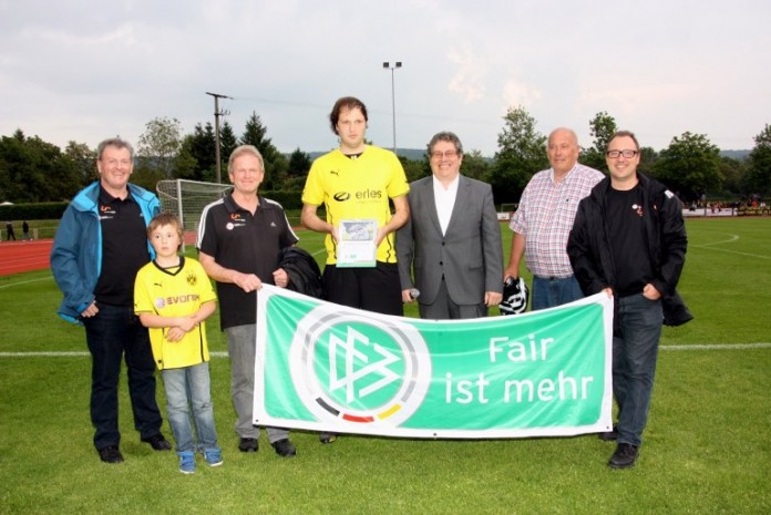 v.l.: Johannes Kolmer (Kreisvorsitzender), Erhard Mayer (Staffelleiter), Daniel Weitzell (1. FC Dilsberg), Helmut Sickmüller (bfv-Fair Play-Beauftragter, Peter Anweiler (Vorsitzender FV Nußloch) und Frank Wolf (Staffel- und Pokalspielleiter).